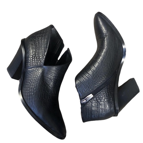 Vince Camuto black crocodile print leather bootie size 8 - Picture 4 of 7